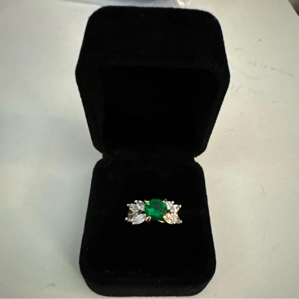 Exquisite Green and Gold Women's Ring - Picture 2 of 11